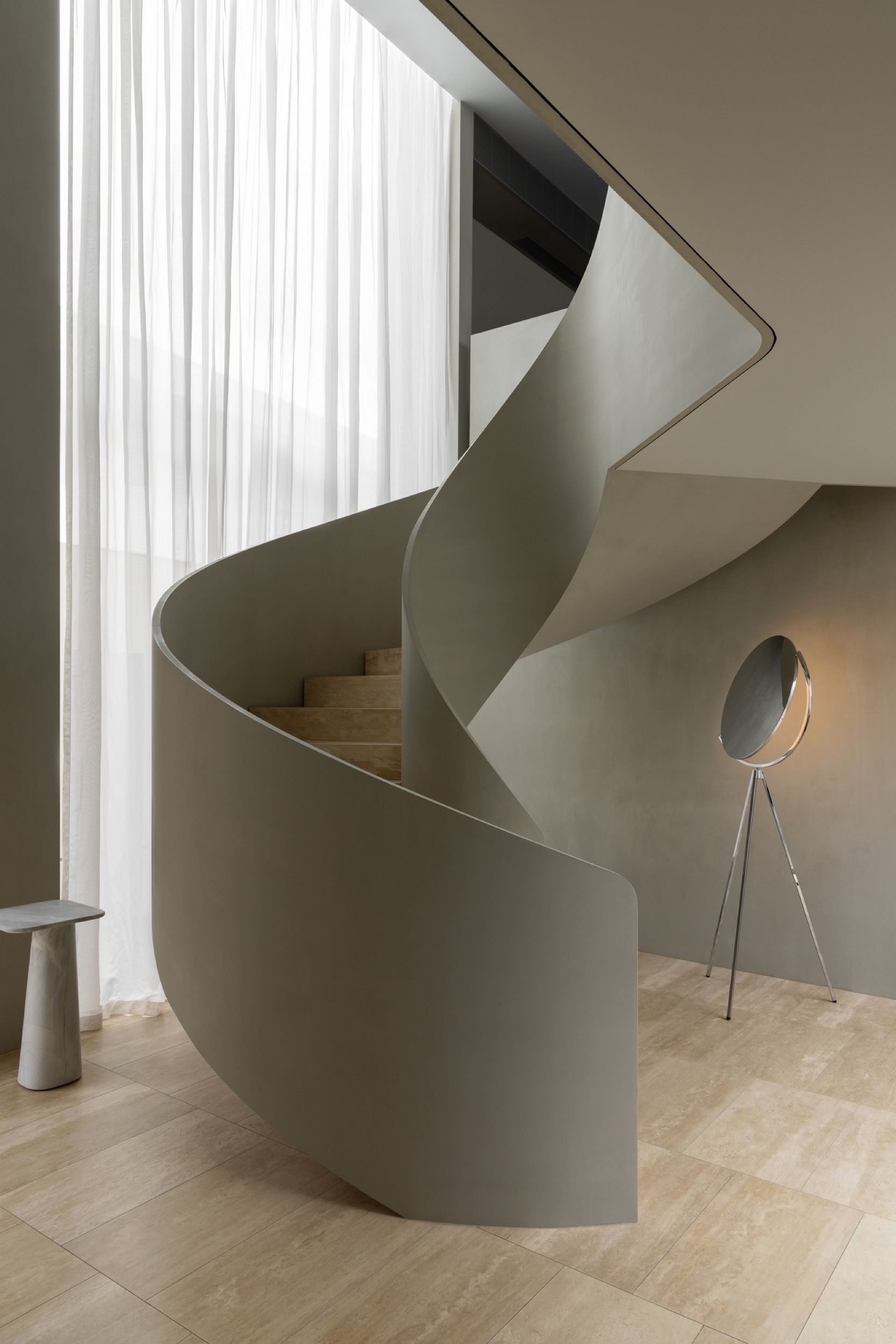 Four extraordinary spiral staircases that use stone and marble | Artedomus