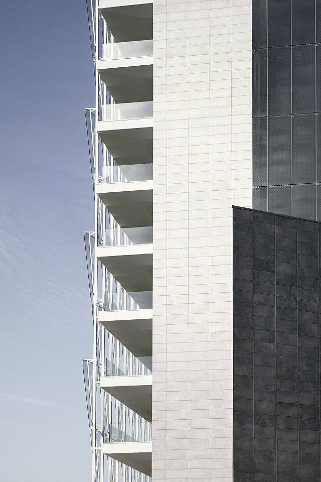 Facade in Core Shade Active in colours Cloudy and Sharp. De Castillia 23 by Urban Up, Gruppo Unipol, Milan.jpg