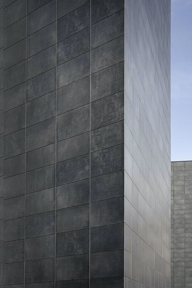 Facade in Core Shade Active in colours Cloudy and Sharp. De Castillia 23 by Urban Up, Gruppo Unipol, Milan.jpg