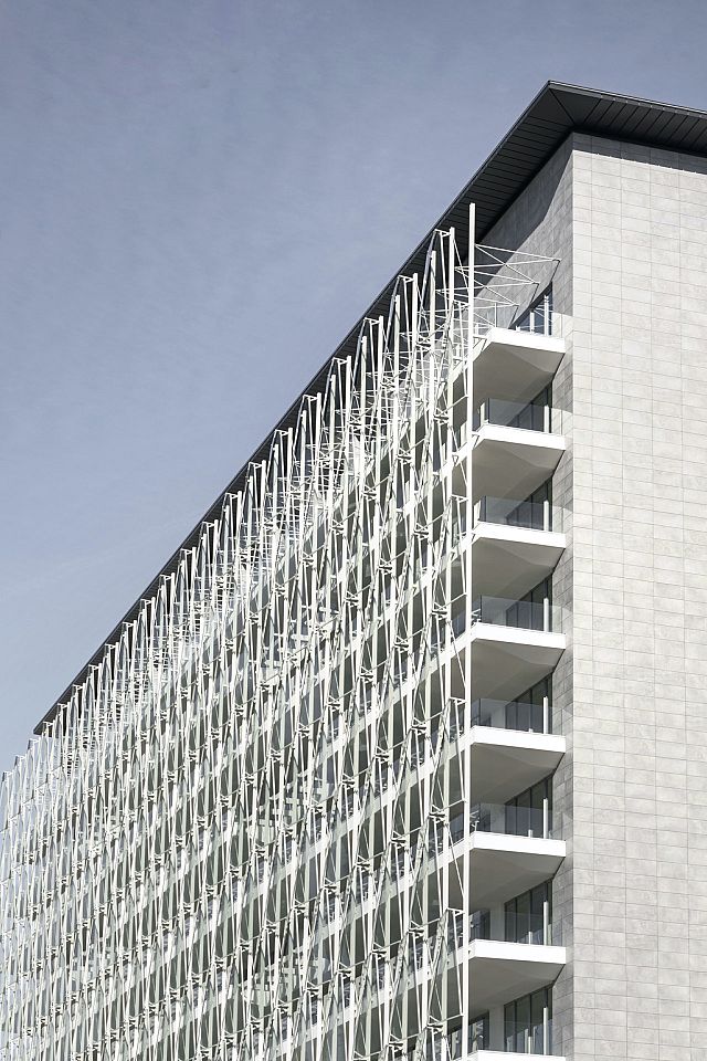 Facade in Core Shade Active in colours Cloudy and Sharp. De Castillia 23 by Urban Up, Gruppo Unipol, Milan.jpg