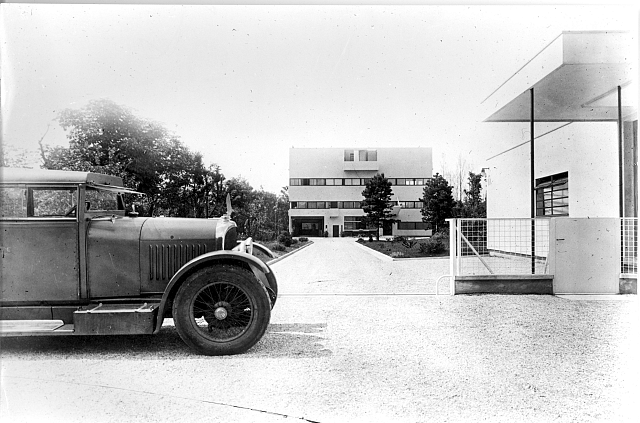 VILLA STEIN-DE-MONZIE LES TERRASSES IN GARCHES BUILT IN 1926.jpg