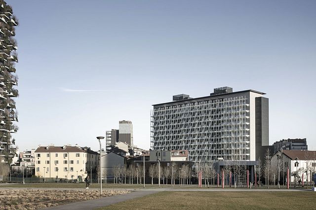 Facade in Core Shade Active in colours Cloudy and Sharp. De Castillia 23 by Urban Up, Gruppo Unipol, Milan.jpg