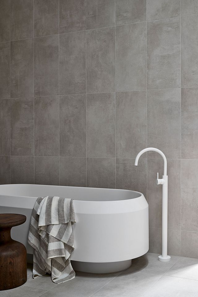 Fiandre Urban White 600x300x8mm tiles to floor and wall with Agape Lariana bath Powelett by Albert Mo ARchitects.jpg